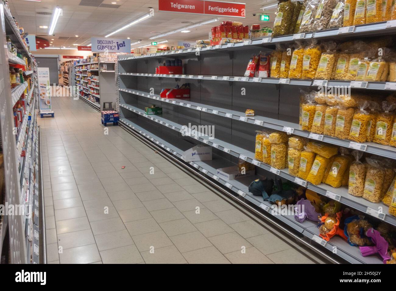 Francfort, Hesse / Allemagne - 2 mars 2020 les pâtes sont vides en raison de l'achat panique à cause du virus corona Banque D'Images