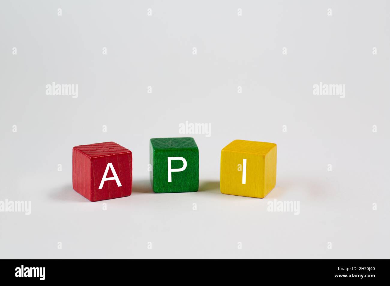 Les blocs de couleur sur un arrière-plan blanc isolé contiennent les lettres API, qui représentent application Programming interface.L'espace disponible est disponible Banque D'Images Les blocs de couleur sur un arrière-plan blanc isolé contiennent les lettres API, qui représentent application Programming interface.L'espace disponible est disponible Banque D'Images