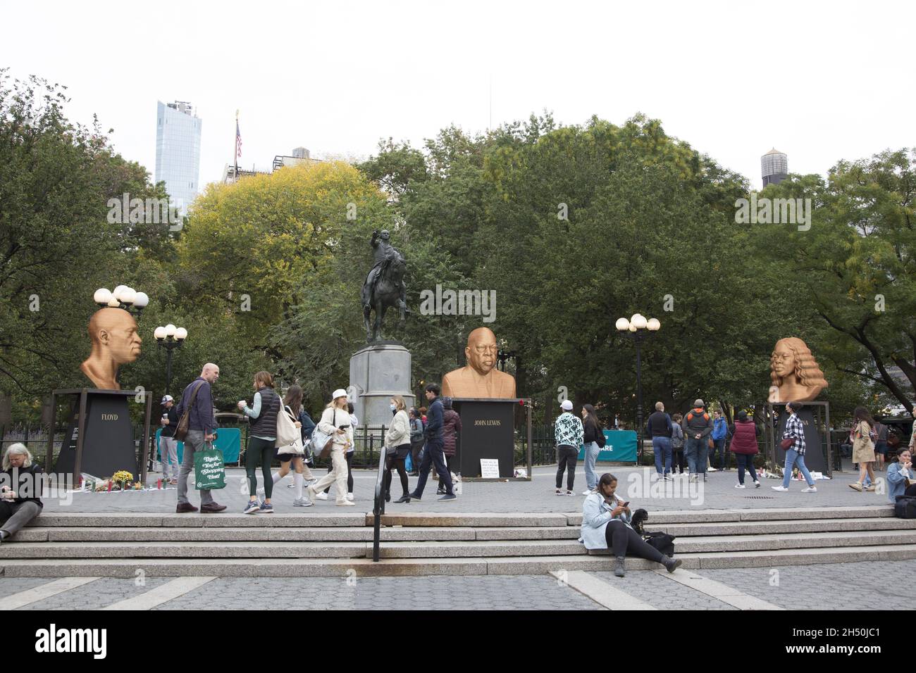 Installation artistique à Union Square à New York par l'artiste Chris Carnabuci de bustes de George Floyd, John Lewis et Breonna Taylor.Contreplaqué d'Okoume coupé, fini bronze.Fait partie de la série SEEINJUSTICE par le CNC d'art de face. Banque D'Images