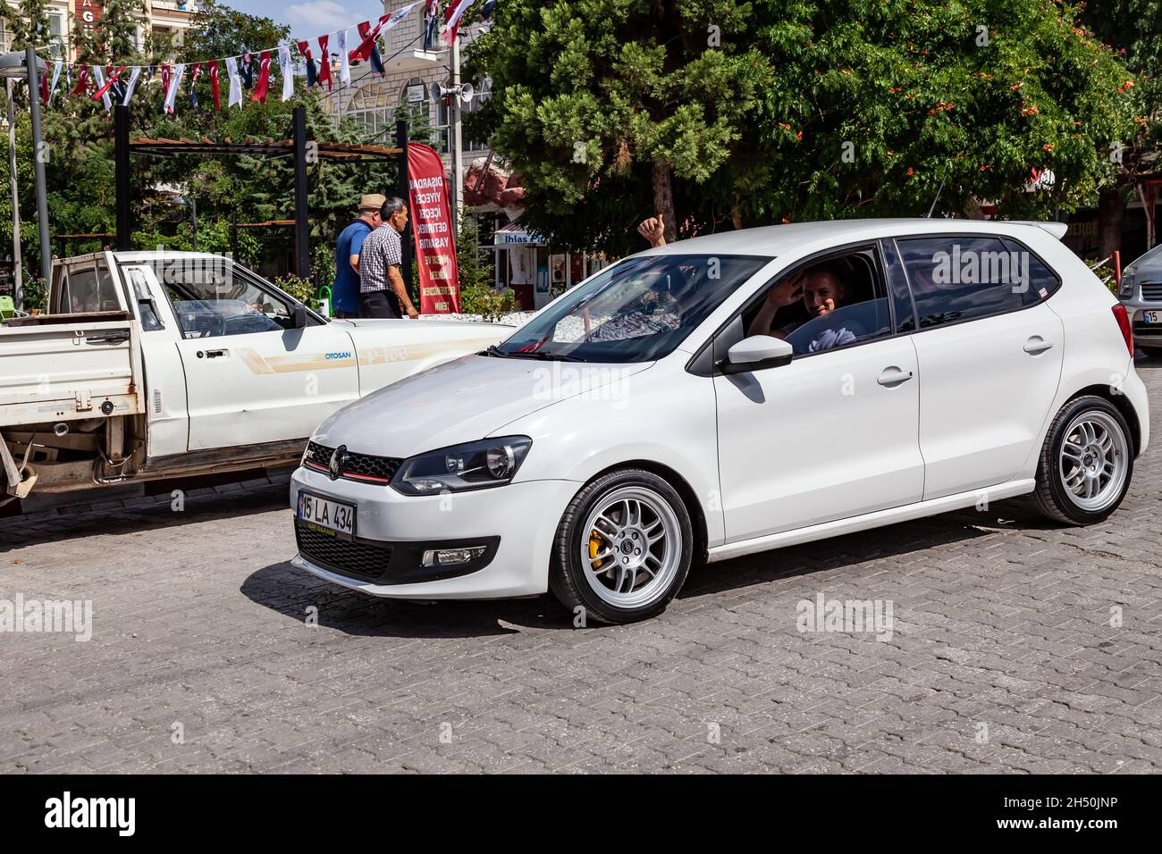 Antalya, Turquie - 08.25. 2021: Une voiture Volkswagen Polo blanche garée en bord de route Banque D'Images