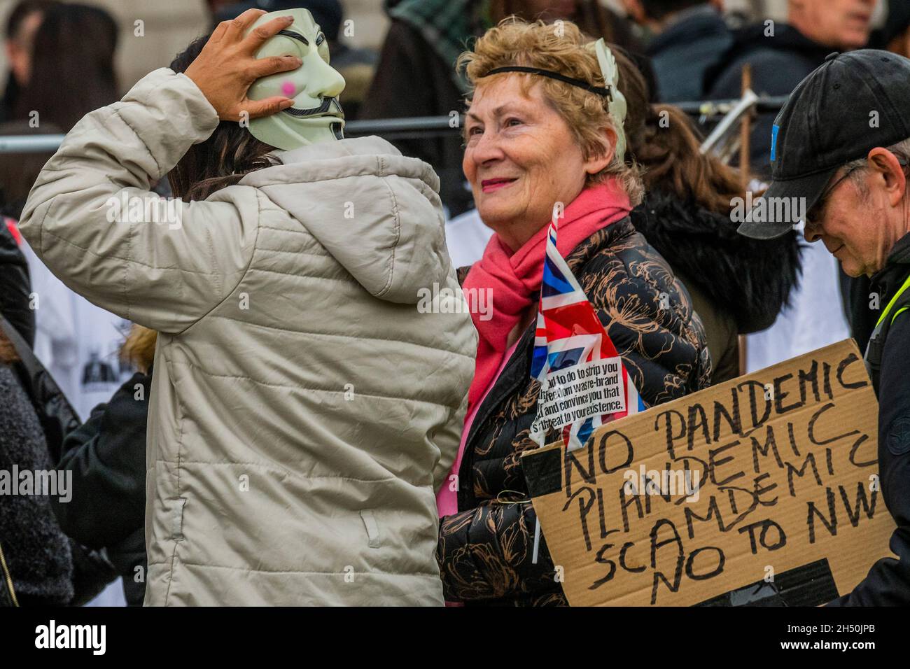 Londres, Royaume-Uni.5 novembre 2021.Messages sur le génocide scamdemique - Une petite manifestation anti-vaccination, anti-verrouillage, liberté sur la place du Parlement dans la nuit Guy Fawkes.Crédit : Guy Bell/Alay Live News Banque D'Images