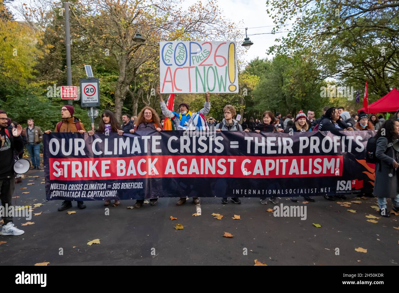 Glasgow, Écosse, Royaume-Uni.5 novembre 2021.Les militants écologistes du groupe se promeuvent pour la future marche à travers la ville de Kelvingrove Park à George Square pour promouvoir une journée mondiale d'action climatique le sixième jour de la conférence des Nations Unies sur le changement climatique COP26.Credit: SKULLY/Alay Live News Banque D'Images