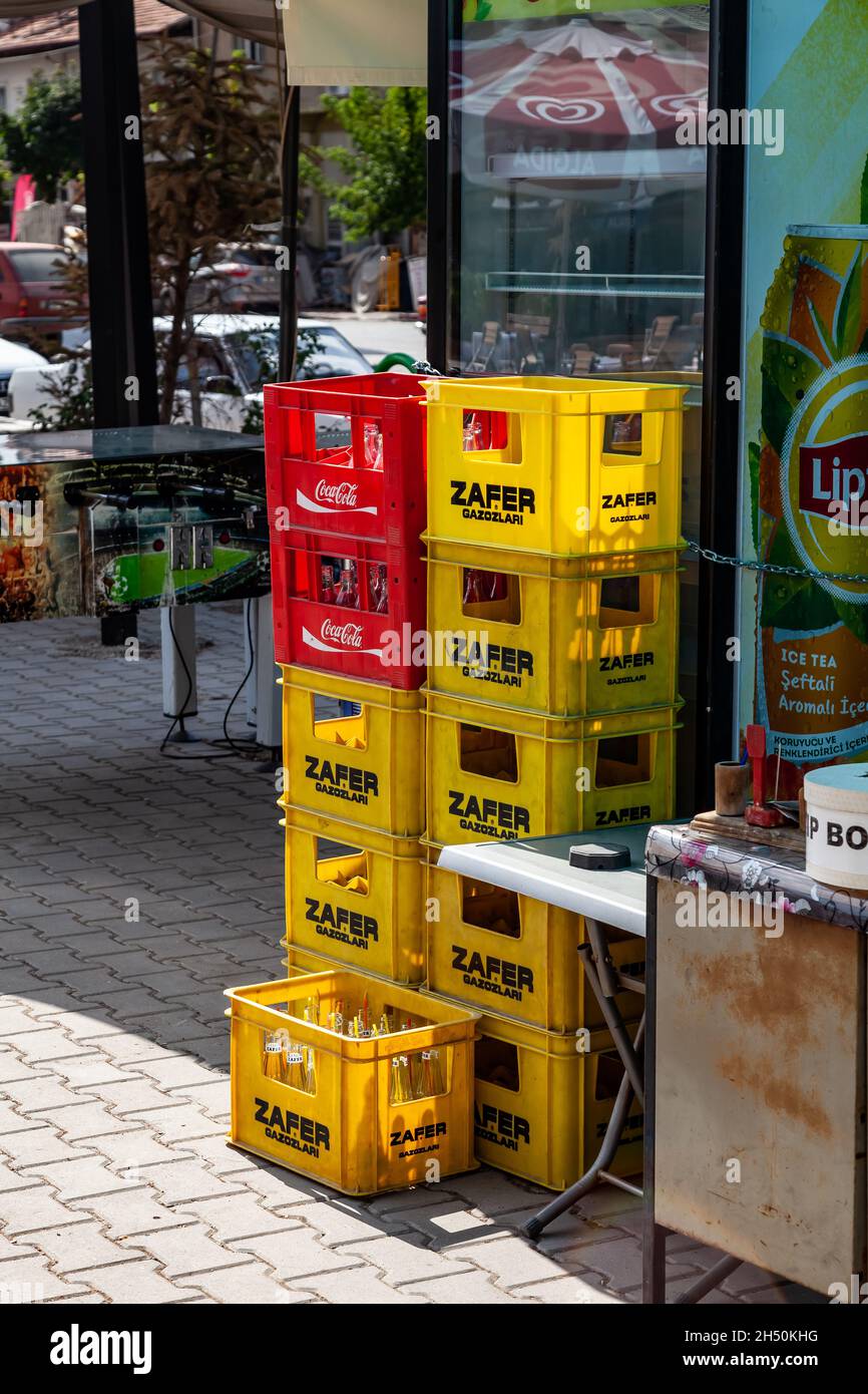 Esilova, Turquie - 08.28. 2021: Boîtes en plastique jaune et rouge de boissons en verre à l'extérieur d'un bar.Eau, boissons non alcoolisées et bière portant les noms de marque estampillés o Banque D'Images