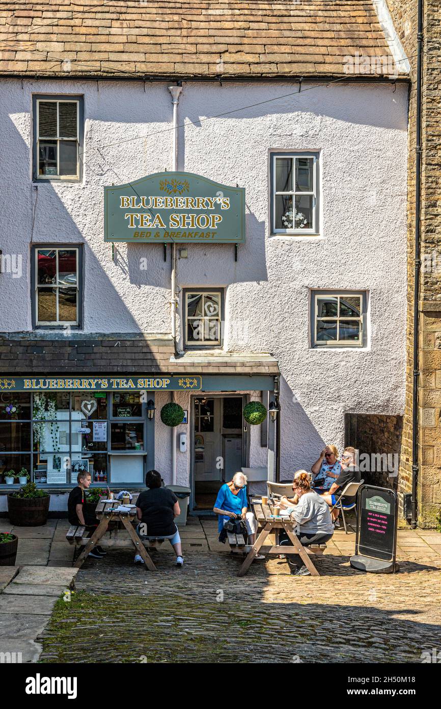 En plein air, vous pourrez manger sur les pavés devant un café situé dans la ville d'Alston, Cumbria, au Royaume-Uni, dans les hautes terres des Pennines Banque D'Images
