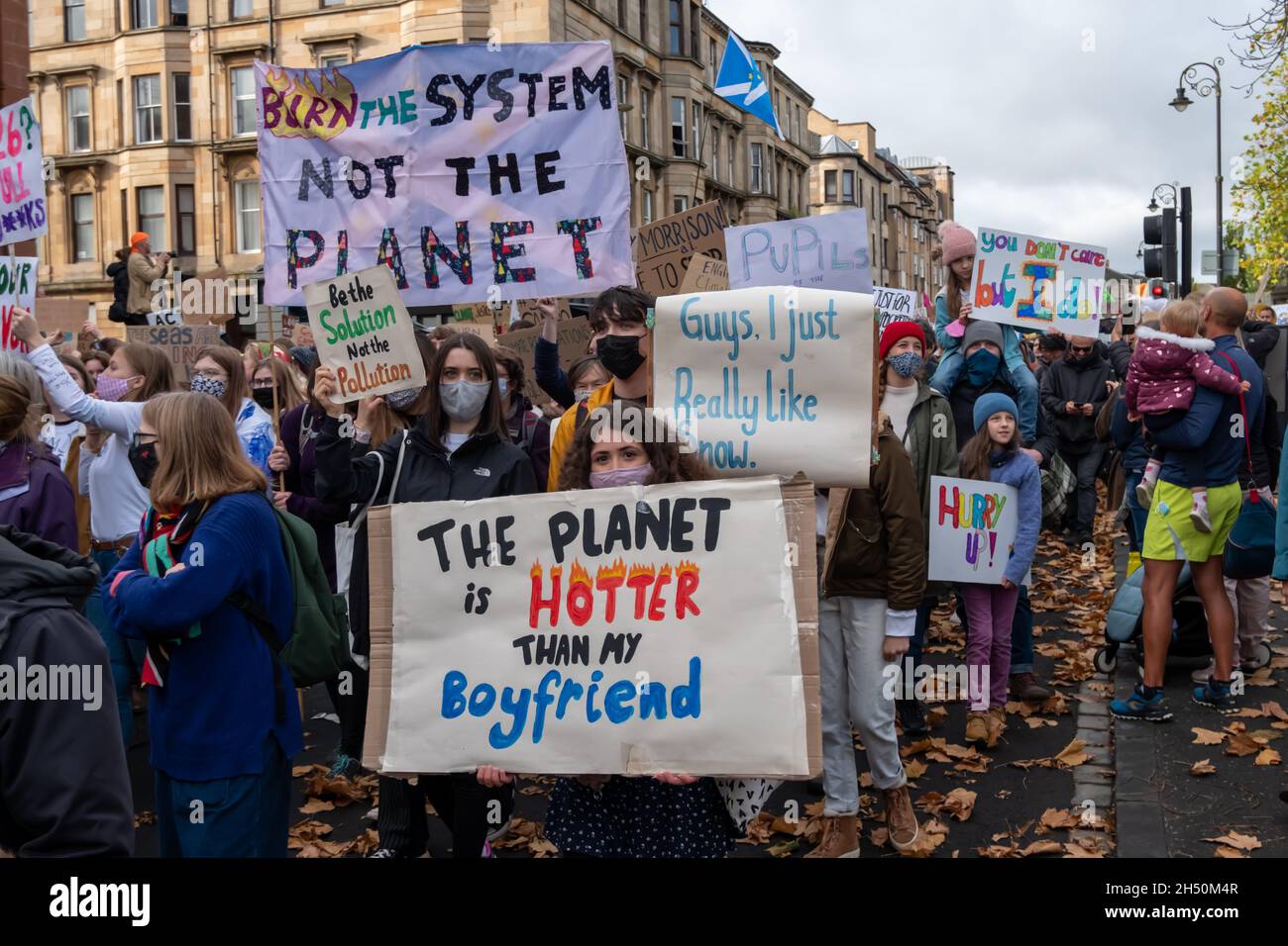 Glasgow, Écosse, Royaume-Uni.5 novembre 2021.Les militants écologistes du groupe se promeuvent pour la future marche à travers la ville de Kelvingrove Park à George Square pour promouvoir une journée mondiale d'action climatique le sixième jour de la conférence des Nations Unies sur le changement climatique COP26.Credit: SKULLY/Alay Live News Banque D'Images