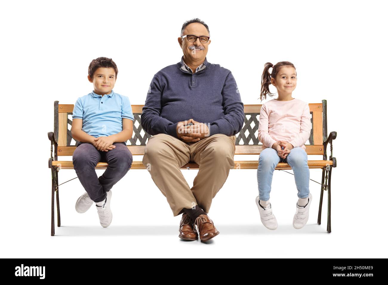 Grand-père avec petits-enfants assis sur un banc isolé sur fond blanc Banque D'Images