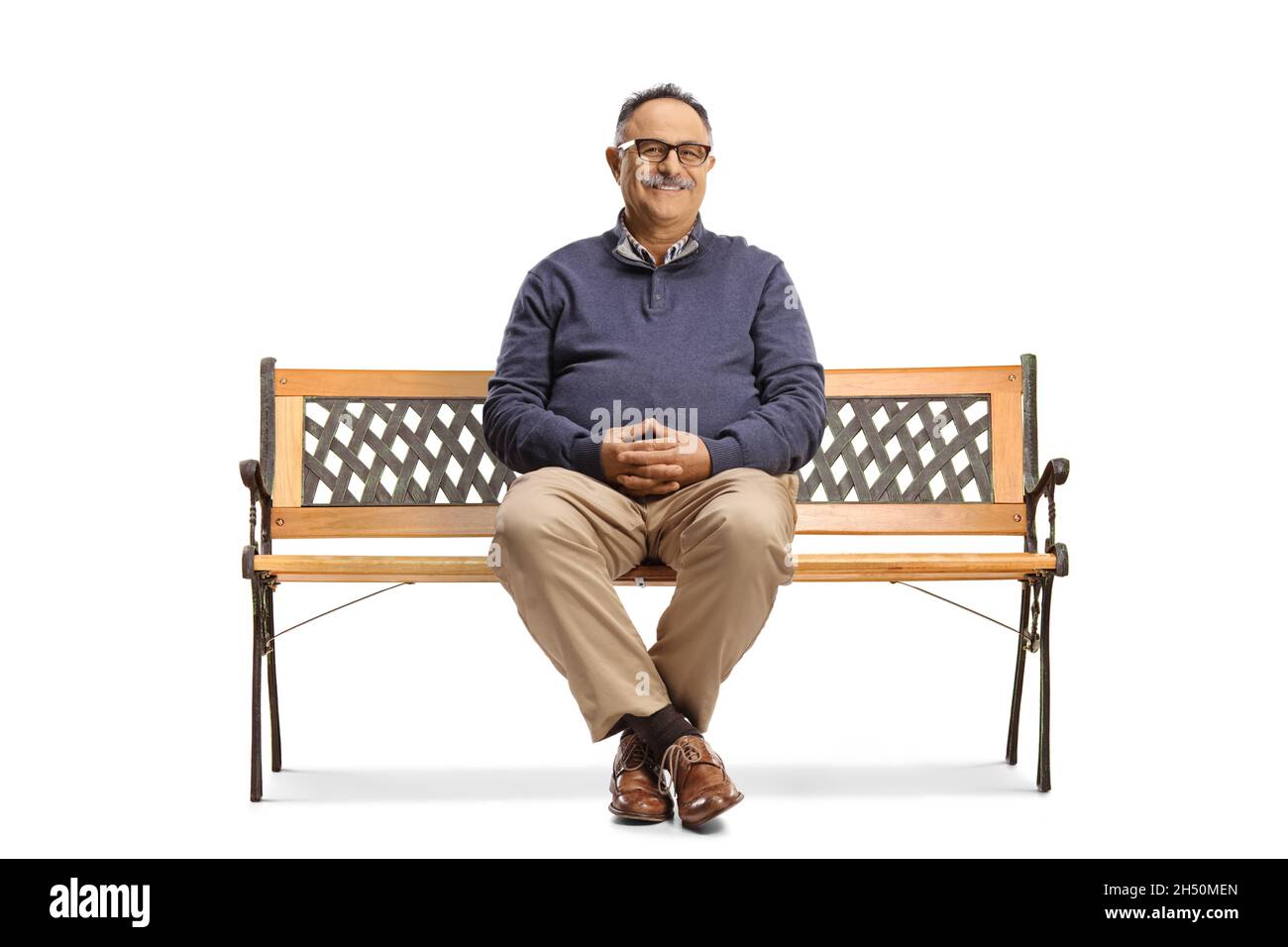 Homme mûr souriant avec des lunettes assises sur un banc isolé sur fond blanc Banque D'Images