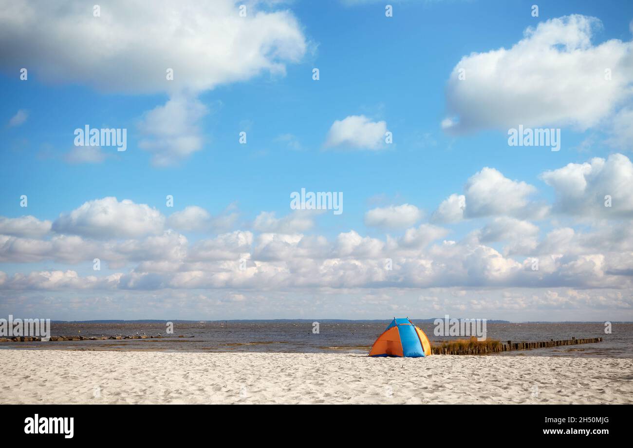 Tente sur une plage, concept de vacances d'été. Banque D'Images