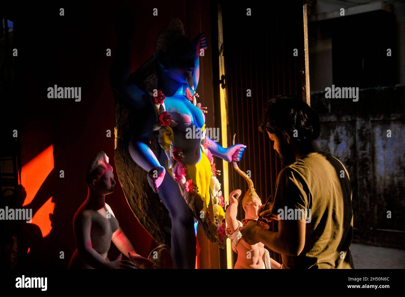 Moni Mukta, groupe de marionnettes de B. Baria, qui a organisé un spectacle de marionnettes lors d'un événement pour célébrer les 15 ans de l'Université agricole de Sylhet, à Sylhet, au Bangladesh. Banque D'Images