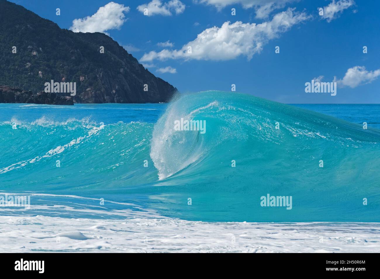 Grande vague se brisant sur la plage à la baie de Josiah, paradis du surf sur l'île de Tortola, îles Vierges britanniques, Petites Antilles, Mer des Caraïbes Banque D'Images