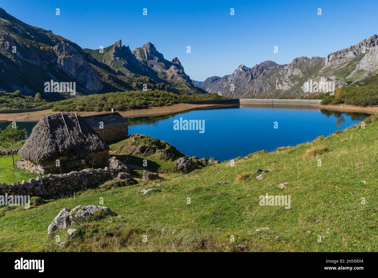 Vue sur le lac de la vallée dans le parc naturel de Somiedo dans les Asturies. Banque D'Images