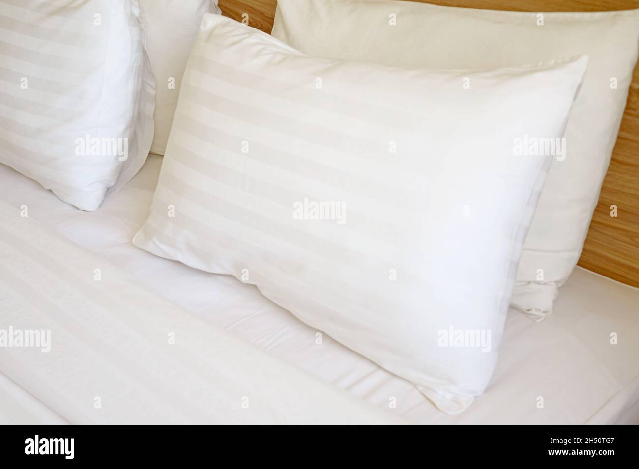 Groupe d'oreillers blancs sur le lit pour le concept de SOMMEIL DE QUALITÉ Banque D'Images