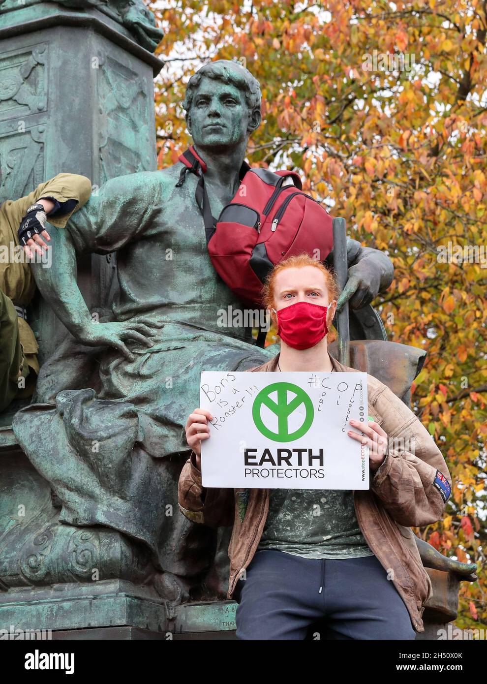 Glasgow, Royaume-Uni.5 novembre 2021.Des milliers d'activistes pro-climat ont manifesté à Glasgow en défilant plusieurs kilomètres à travers le centre-ville.Cette démonstartion a été organisée par 'vendredi pour l'avenir' et était l'une des plus grandes manifestations similaires prises lors de la conférence de la CdP 26 qui a eu lieu à Glasgow au cours de cette semaine Credit: Findlay/Alamy Live News Banque D'Images