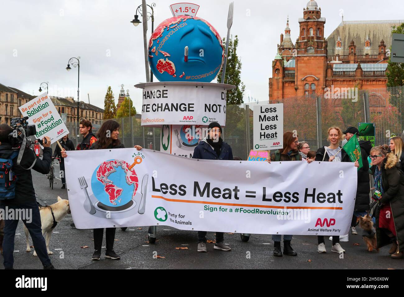 Glasgow, Royaume-Uni.5 novembre 2021.Des milliers d'activistes pro-climat ont manifesté à Glasgow en défilant plusieurs kilomètres à travers le centre-ville.Cette démonstartion a été organisée par 'vendredi pour l'avenir' et était l'une des plus grandes manifestations similaires prises lors de la conférence de la CdP 26 qui a eu lieu à Glasgow au cours de cette semaine Credit: Findlay/Alamy Live News Banque D'Images