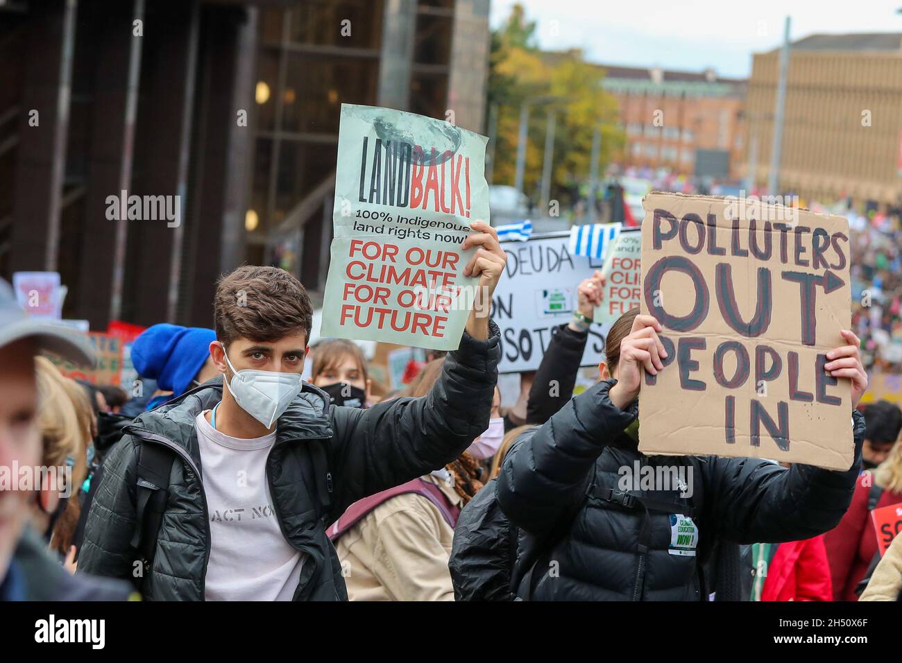 Glasgow, Royaume-Uni.5 novembre 2021.Des milliers d'activistes pro-climat ont manifesté à Glasgow en défilant plusieurs kilomètres à travers le centre-ville.Cette démonstartion a été organisée par 'vendredi pour l'avenir' et était l'une des plus grandes manifestations similaires prises lors de la conférence de la CdP 26 qui a eu lieu à Glasgow au cours de cette semaine Credit: Findlay/Alamy Live News Banque D'Images