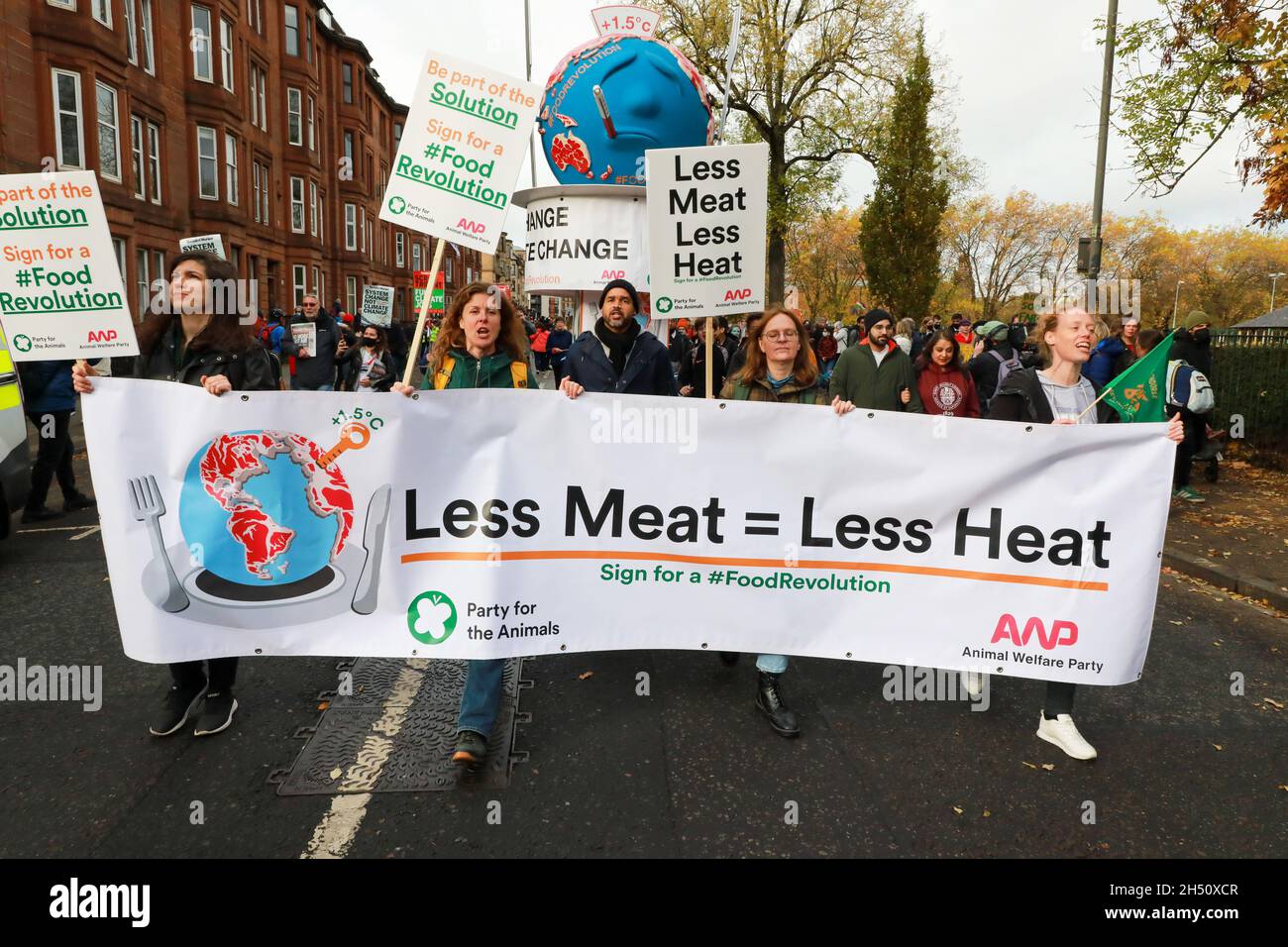 Glasgow, Royaume-Uni.5 novembre 2021.Des milliers d'activistes pro-climat ont manifesté à Glasgow en défilant plusieurs kilomètres à travers le centre-ville.Cette démonstartion a été organisée par 'vendredi pour l'avenir' et était l'une des plus grandes manifestations similaires prises lors de la conférence de la CdP 26 qui a eu lieu à Glasgow au cours de cette semaine Credit: Findlay/Alamy Live News Banque D'Images