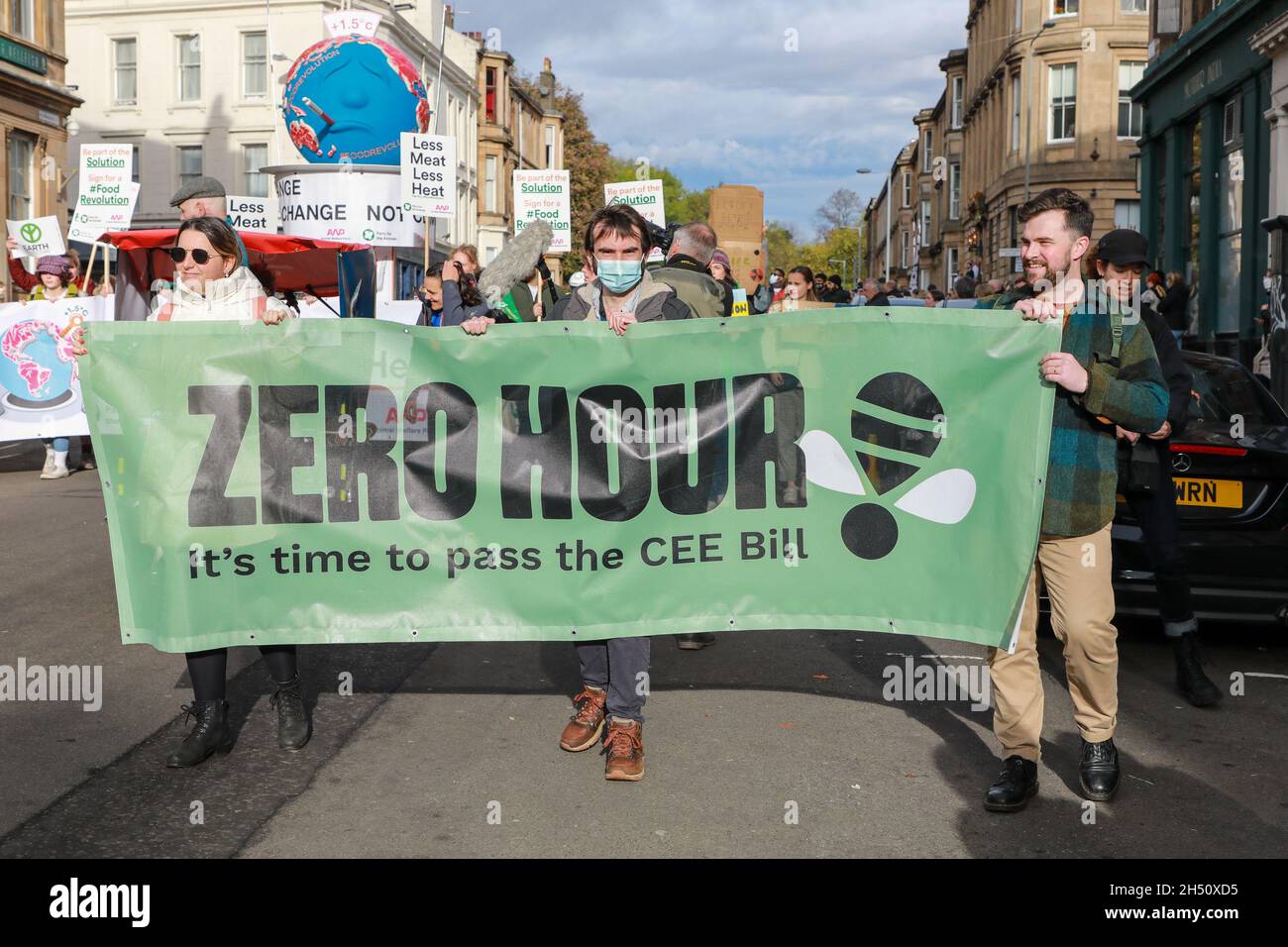 Glasgow, Royaume-Uni.5 novembre 2021.Des milliers d'activistes pro-climat ont manifesté à Glasgow en défilant plusieurs kilomètres à travers le centre-ville.Cette démonstartion a été organisée par 'vendredi pour l'avenir' et était l'une des plus grandes manifestations similaires prises lors de la conférence de la CdP 26 qui a eu lieu à Glasgow au cours de cette semaine Credit: Findlay/Alamy Live News Banque D'Images