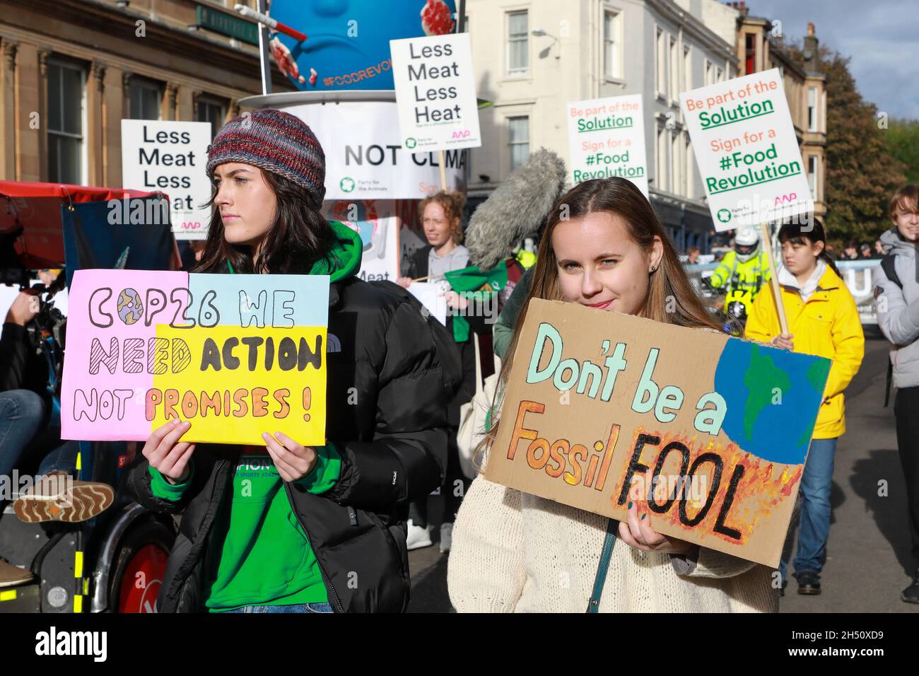 Glasgow, Royaume-Uni.5 novembre 2021.Des milliers d'activistes pro-climat ont manifesté à Glasgow en défilant plusieurs kilomètres à travers le centre-ville.Cette démonstartion a été organisée par 'vendredi pour l'avenir' et était l'une des plus grandes manifestations similaires prises lors de la conférence de la CdP 26 qui a eu lieu à Glasgow au cours de cette semaine Credit: Findlay/Alamy Live News Banque D'Images