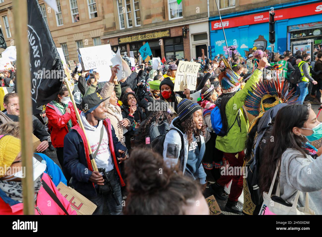Glasgow, Royaume-Uni.5 novembre 2021.Des milliers d'activistes pro-climat ont manifesté à Glasgow en défilant plusieurs kilomètres à travers le centre-ville.Cette démonstartion a été organisée par 'vendredi pour l'avenir' et était l'une des plus grandes manifestations similaires prises lors de la conférence de la CdP 26 qui a eu lieu à Glasgow au cours de cette semaine Credit: Findlay/Alamy Live News Banque D'Images