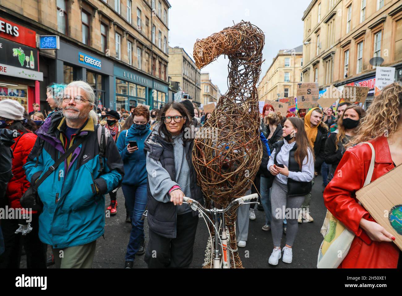 Glasgow, Royaume-Uni.5 novembre 2021.Des milliers d'activistes pro-climat ont manifesté à Glasgow en défilant plusieurs kilomètres à travers le centre-ville.Cette démonstartion a été organisée par 'vendredi pour l'avenir' et était l'une des plus grandes manifestations similaires prises lors de la conférence de la CdP 26 qui a eu lieu à Glasgow au cours de cette semaine Credit: Findlay/Alamy Live News Banque D'Images