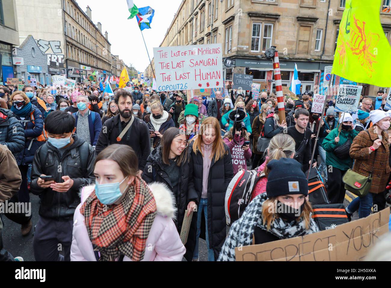 Glasgow, Royaume-Uni.5 novembre 2021.Des milliers d'activistes pro-climat ont manifesté à Glasgow en défilant plusieurs kilomètres à travers le centre-ville.Cette démonstartion a été organisée par 'vendredi pour l'avenir' et était l'une des plus grandes manifestations similaires prises lors de la conférence de la CdP 26 qui a eu lieu à Glasgow au cours de cette semaine Credit: Findlay/Alamy Live News Banque D'Images