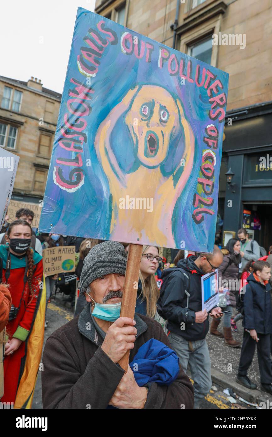 Glasgow, Royaume-Uni.5 novembre 2021.Des milliers d'activistes pro-climat ont manifesté à Glasgow en défilant plusieurs kilomètres à travers le centre-ville.Cette démonstartion a été organisée par 'vendredi pour l'avenir' et était l'une des plus grandes manifestations similaires prises lors de la conférence de la CdP 26 qui a eu lieu à Glasgow au cours de cette semaine Credit: Findlay/Alamy Live News Banque D'Images