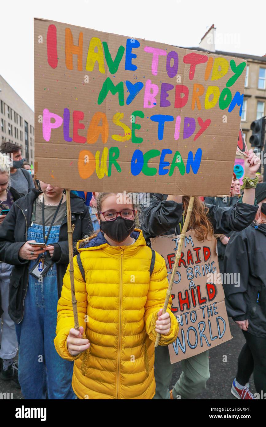 Glasgow, Royaume-Uni.5 novembre 2021.Des milliers d'activistes pro-climat ont manifesté à Glasgow en défilant plusieurs kilomètres à travers le centre-ville.Cette démonstartion a été organisée par 'vendredi pour l'avenir' et était l'une des plus grandes manifestations similaires prises lors de la conférence de la CdP 26 qui a eu lieu à Glasgow au cours de cette semaine Credit: Findlay/Alamy Live News Banque D'Images