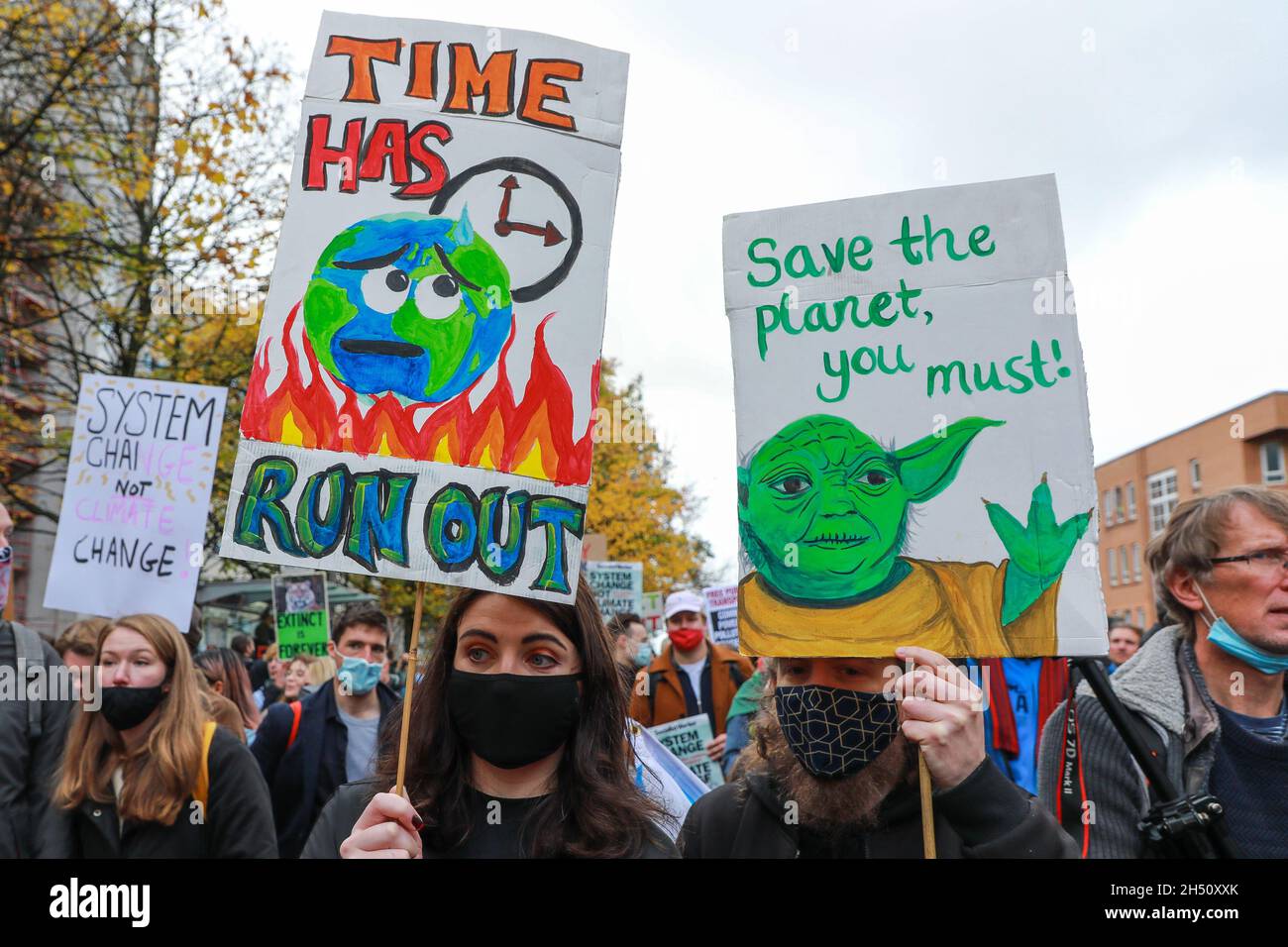 Glasgow, Royaume-Uni.5 novembre 2021.Des milliers d'activistes pro-climat ont manifesté à Glasgow en défilant plusieurs kilomètres à travers le centre-ville.Cette démonstartion a été organisée par 'vendredi pour l'avenir' et était l'une des plus grandes manifestations similaires prises lors de la conférence de la CdP 26 qui a eu lieu à Glasgow au cours de cette semaine Credit: Findlay/Alamy Live News Banque D'Images
