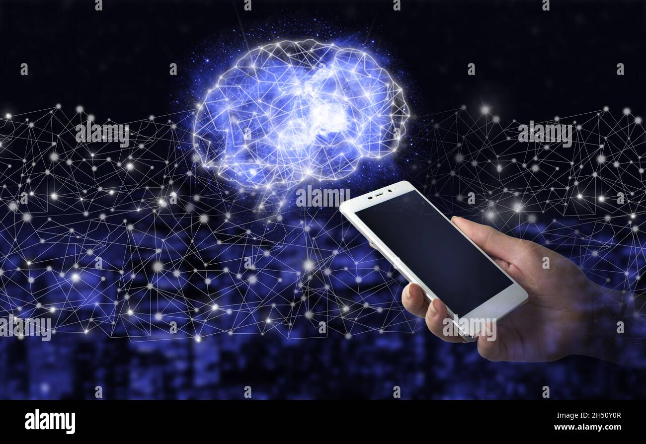 Intelligence artificielle du cerveau numérique.Main tenir smartphone blanc avec hologramme numérique Brain signe sur ville sombre arrière-plan flou.Technologie de renseignement Banque D'Images