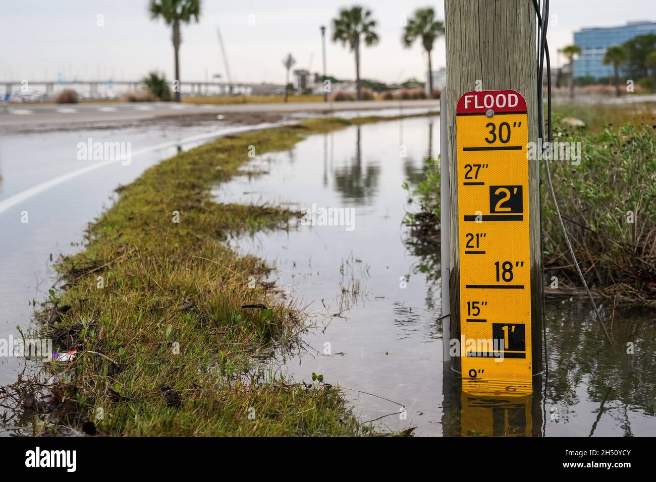 Charleston, États-Unis.05ème novembre 2022.Un marqueur d'inondation montre 9 pouces d'eaux d'inondation le long de Lockwood Drive après que les inondations par temps sec ont eu lieu dans le centre-ville historique le 5 novembre 2021 à Charleston, en Caroline du Sud.Le changement climatique et l'élévation du niveau de la mer ont augmenté les inondations de 10 fois au cours des dix dernières années le long de la côte de Charleston.Crédit : Richard Ellis/Richard Ellis/Alay Live News Banque D'Images