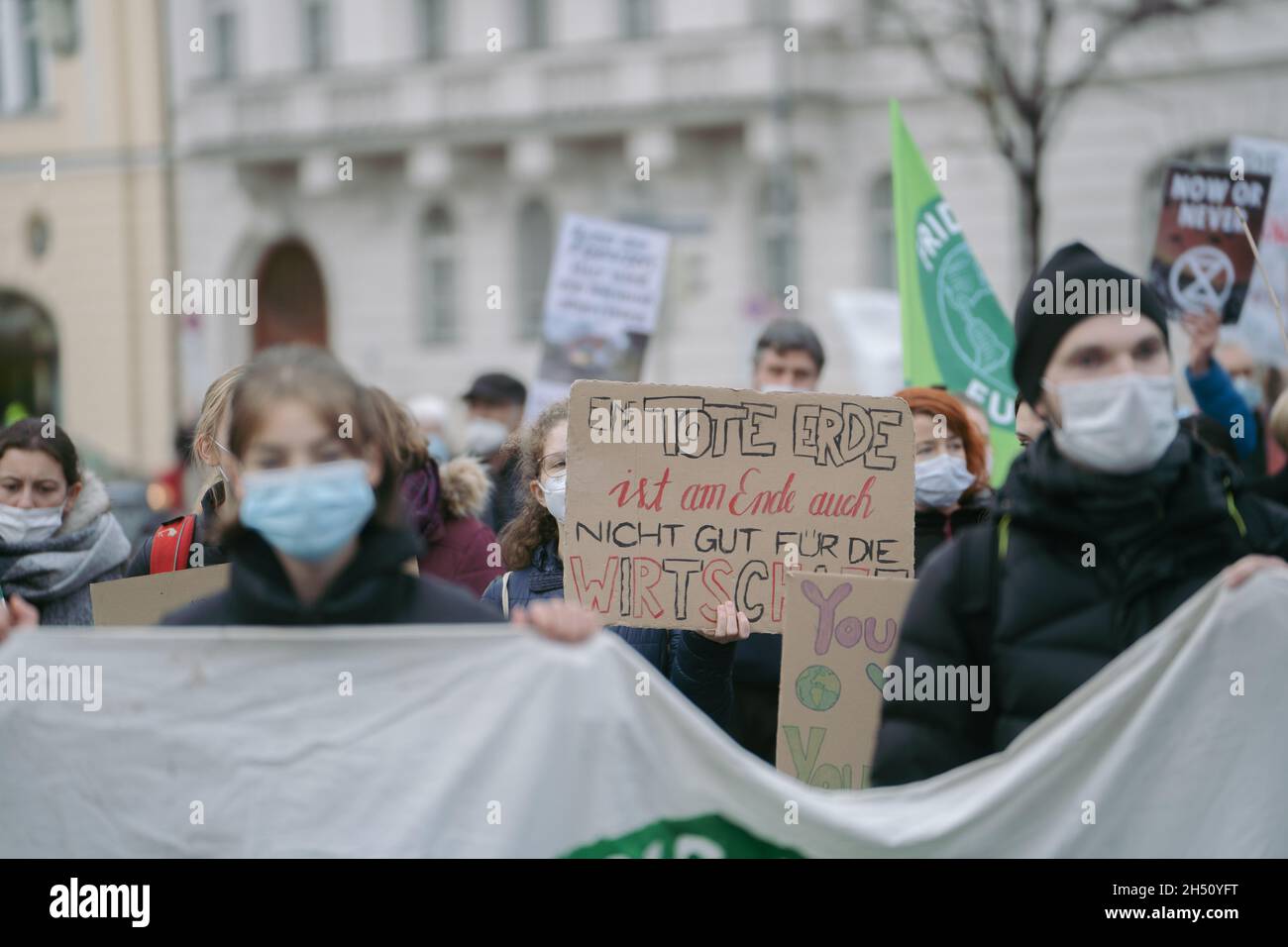 Demonstrant*in mit Schild „Eine tote Erde ist am Ende auch nicht gut für die Wirtschaft!“.AM 05.11.2021 fand in München, wie jeden Freitag, ein von FridaysForFuture organizierter Klimastreik statt, auf dem Lautraustauk mit über 140 Teilnehmer*innen für die Einhaltung des 1, 5 Grad Ziels demonert striwurde.Die Demonstrant*innen protestierten auch gegen die un Klimakonferenz in Glasgow, die für sie im Angesicht der aktuellen Lage zu wenig handelt.* Demonstrator with sign'A dead Earth is not bon for the economy in the end ening!“.Le 5 novembre 2021, plus de 140 personnes ont rejoint une manifestation Banque D'Images