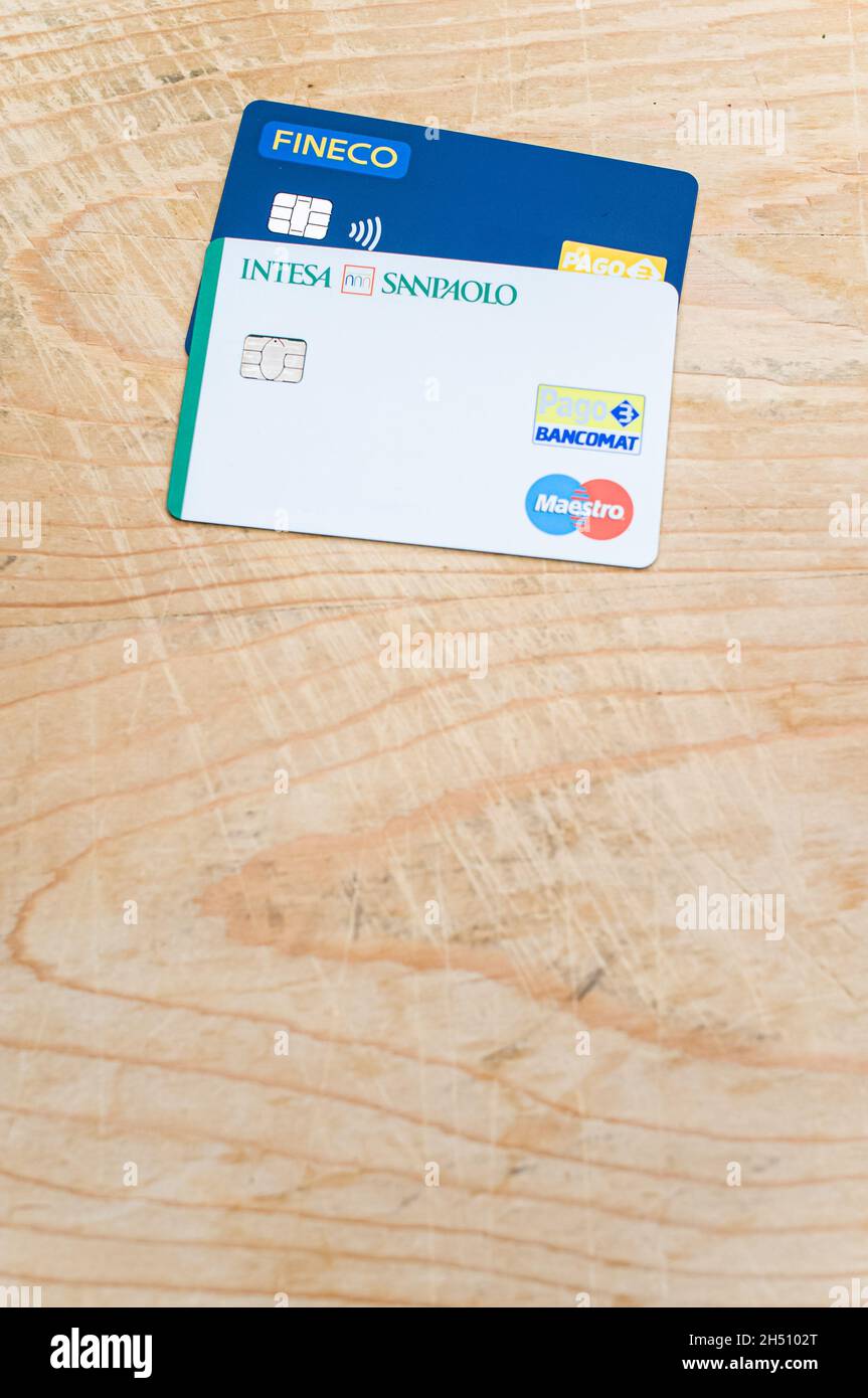 COMO, ITALIE - 02 novembre 2021: Vue de dessus de carte de paiement de  circuit bancaire sur un fond en bois avec espace de texte Photo Stock -  Alamy