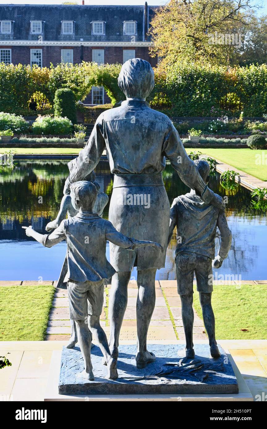 Statue de Diana Princess of Wales par Ian Rank-Broadley dans le jardin Sunken, Palais de Kensington, Jardins de Kensington, Londres.ROYAUME-UNI. Banque D'Images