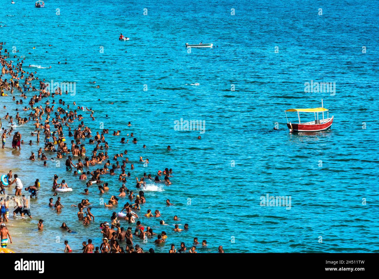 Des milliers de personnes sur la plage de Boa Viagem à Salvador, dans l'État brésilien de Bahia. Banque D'Images