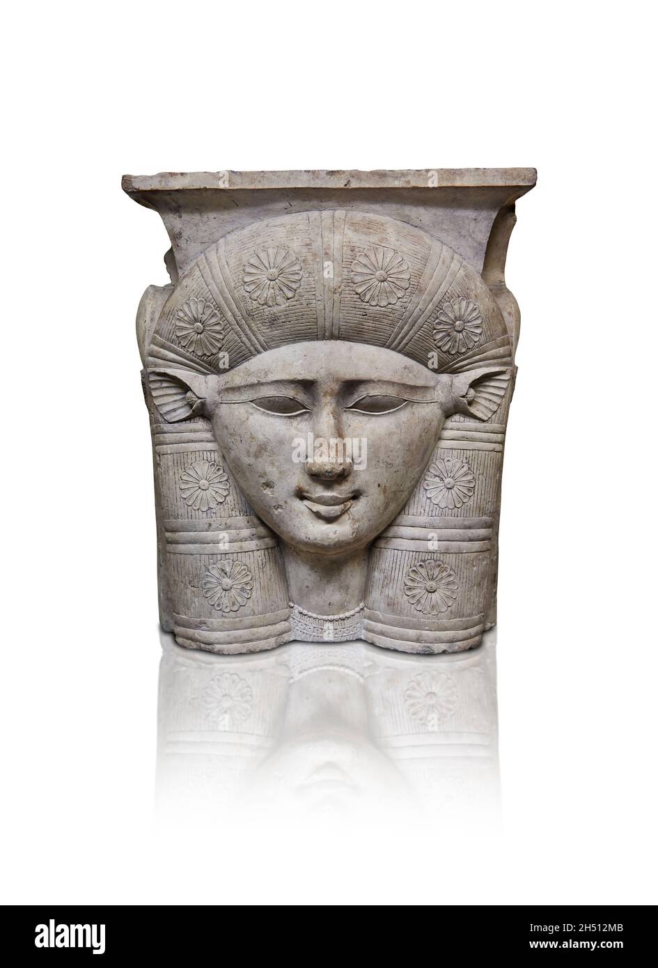 Statue égyptienne sculpture de la déesse Hathor avec les oreilles d'une vache, 3ème cent BC, Ptolomaic.Musée du Louvre inv D2.Un fragment du capital d'un pilier. Banque D'Images