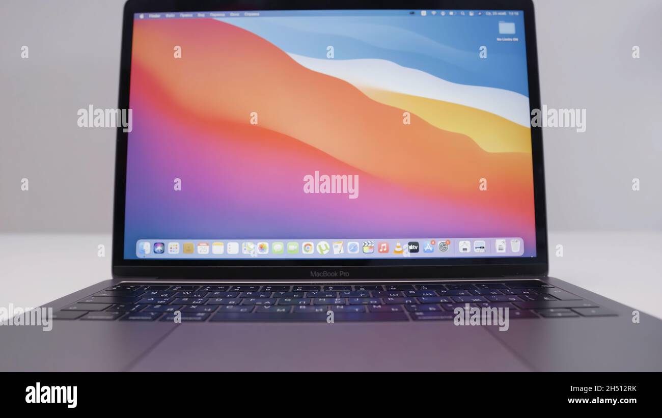 RUSSIE, MOSCOU-DÉCEMBRE 2020 : nouveau MacBook.Action.Nouvelle génération de MacBooks d'Apple avec des performances améliorées et un design parfait.Écran lumineux Banque D'Images