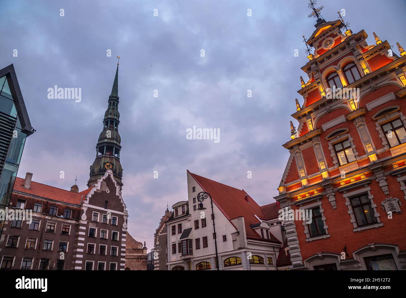 Centre historique de Riga avec des bâtiments anciens et modernes dans la soirée, Lettonie Banque D'Images