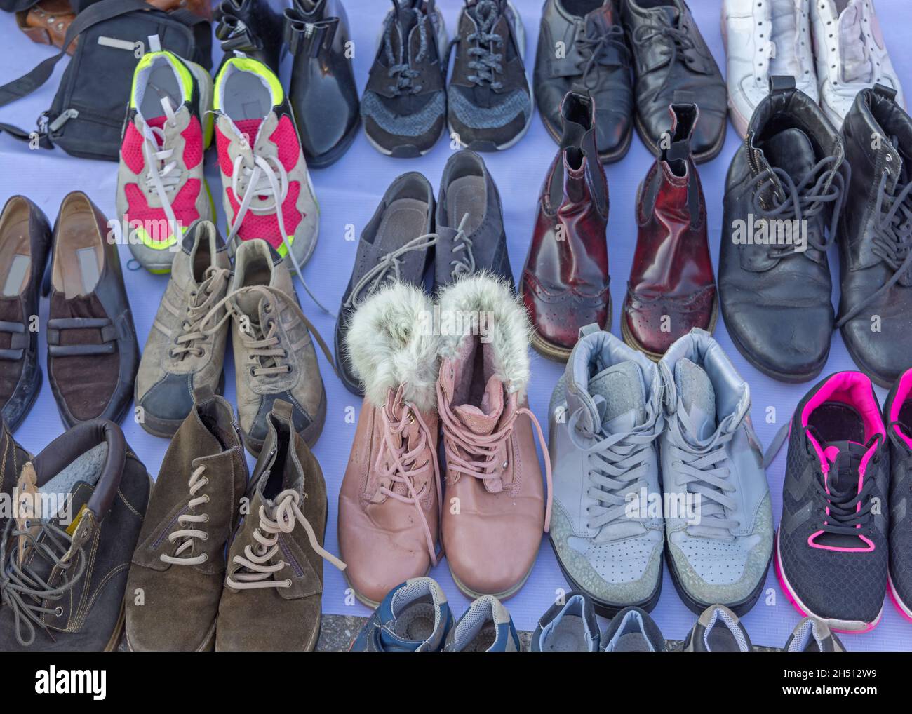 Chaussures d'occasion à vendre au marché aux puces Photo Stock - Alamy