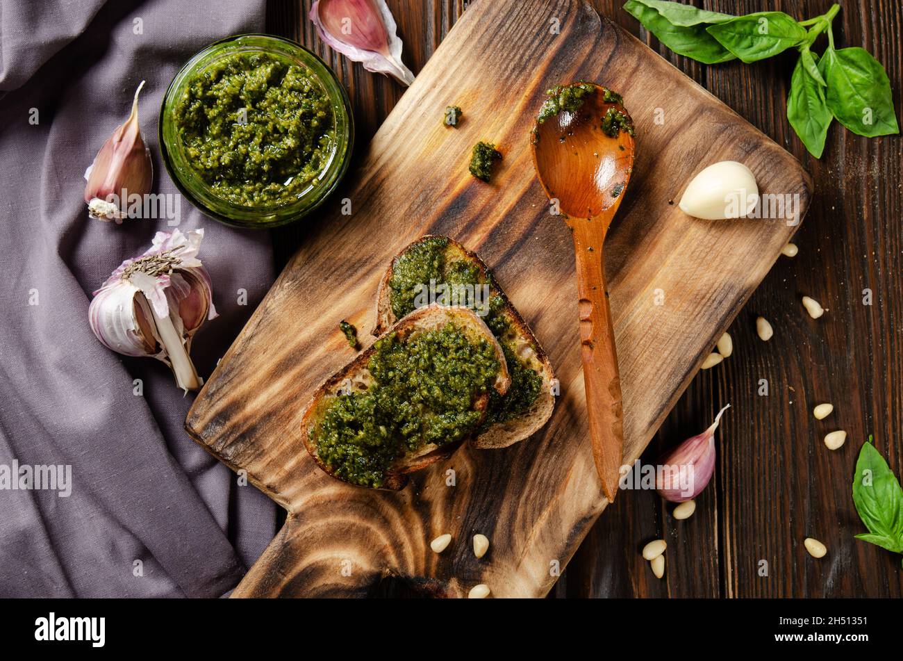 Flat Lay View at sandwiches avec sauce pesto genovese au basilic, pignons de pin, huile d'olive, parmesan et ail Banque D'Images