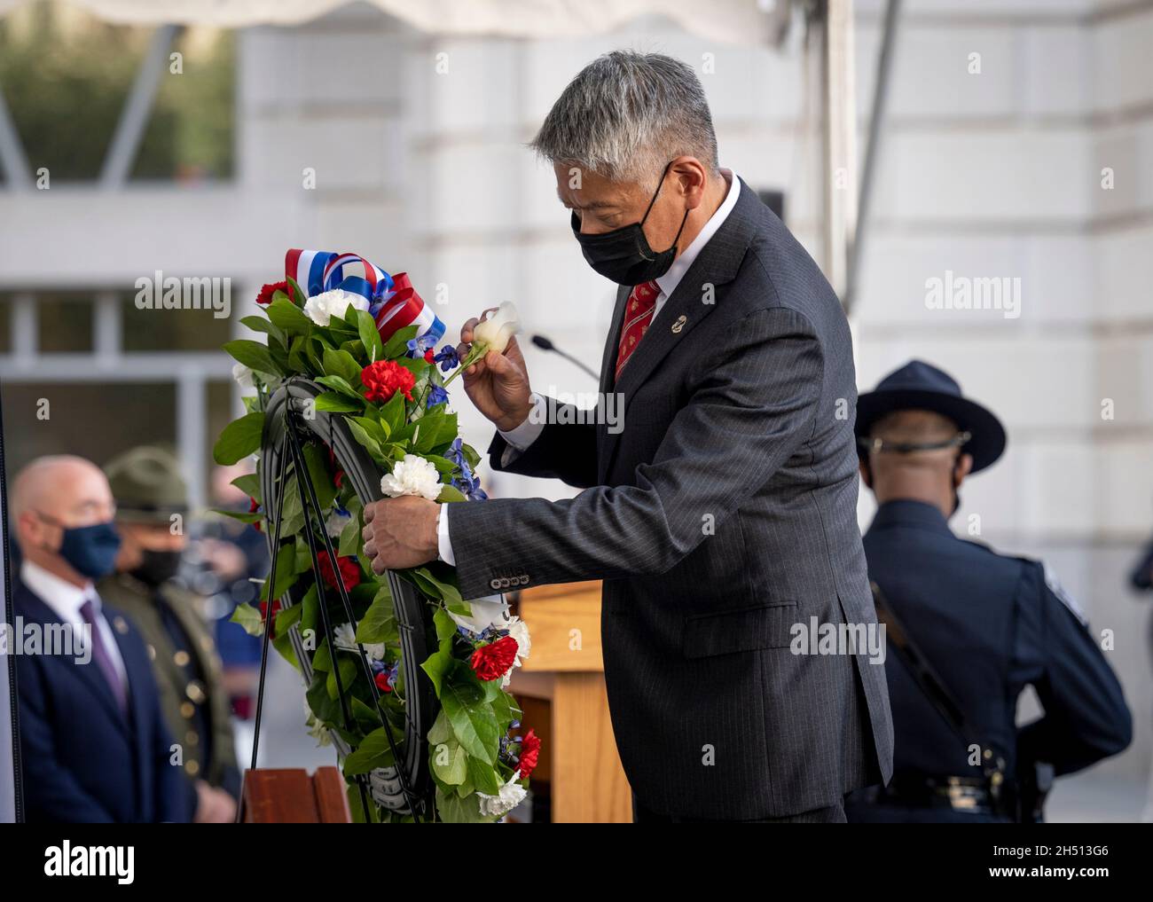 Washington, États-Unis d'Amérique.15 octobre 2021.John Tien, secrétaire adjoint de la sécurité intérieure des États-Unis, lors d'une cérémonie en l'honneur des agents de la patrouille des douanes et des frontières tués dans l'exercice de leurs fonctions lors de la cérémonie de la pose du mémorial de la Valor et de la couronne du 15 octobre 2021 à Washington, D.C.Credit: Benjamin Applebaum/Homeland Security/Alay Live News Banque D'Images