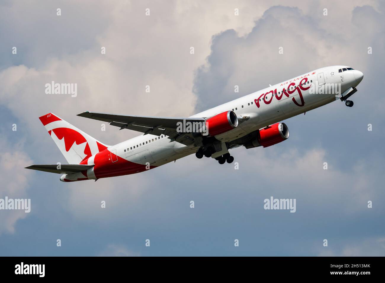 Budapest / Hongrie - 27 mai 2018 : départ et décollage de l'avion passager C-GHLK d'Air Canada Rouge Boeing 767-300 à l'aéroport de Budapest Banque D'Images