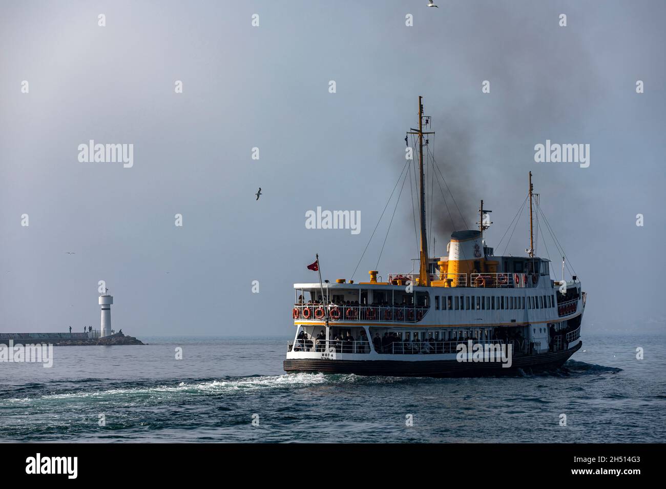Istanbul, Turquie.05ème novembre 2021.Vue sur le phare d'Inciburu et les lignes de la ville ferry en cours à Kadikoy.Crédit : SOPA Images Limited/Alamy Live News Banque D'Images