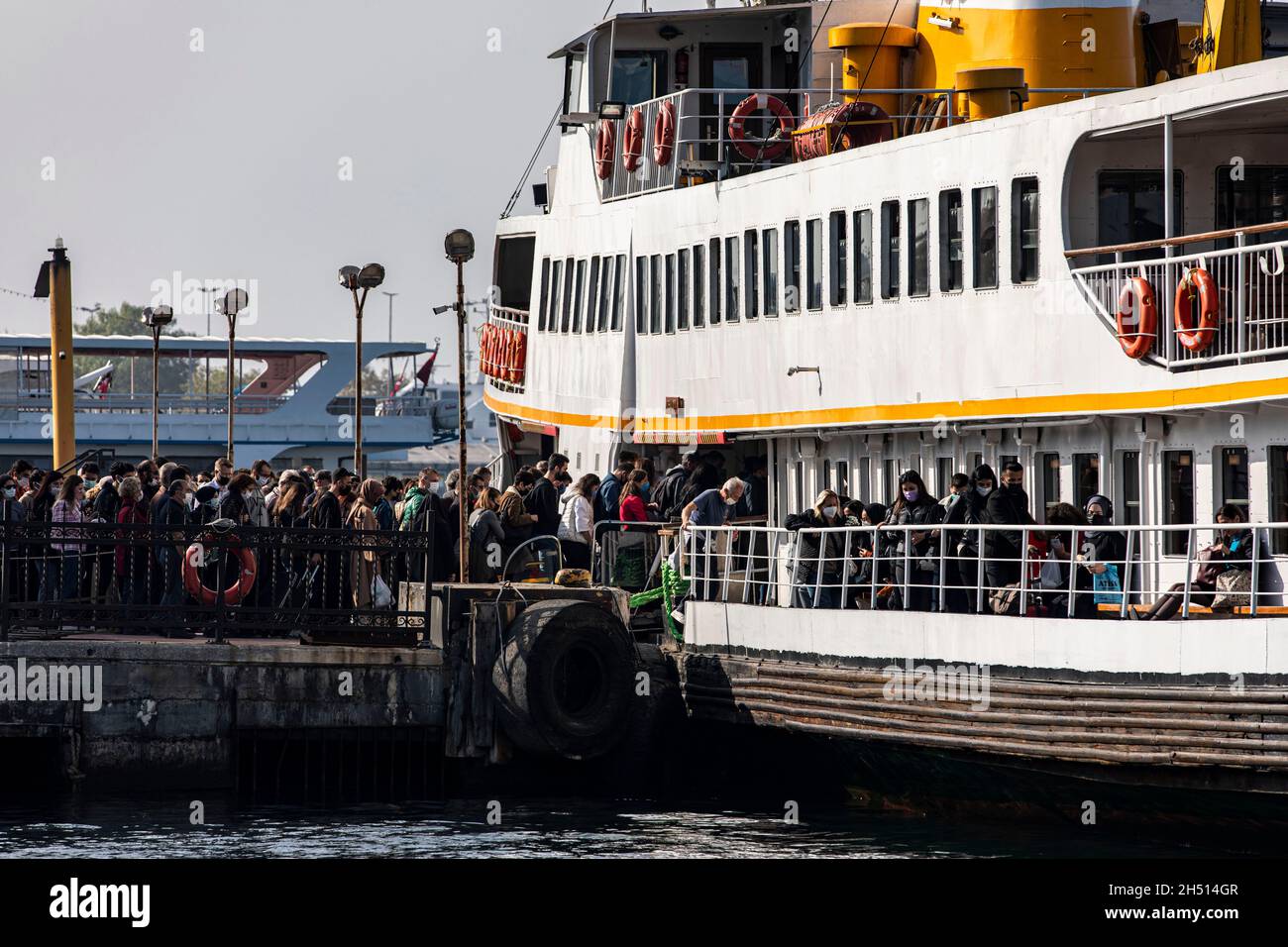 Istanbul, Turquie.05ème novembre 2021.Les passagers sont vus monter à bord du ferry des lignes de la ville à l'embarcadère de Kadikoy.Crédit : SOPA Images Limited/Alamy Live News Banque D'Images