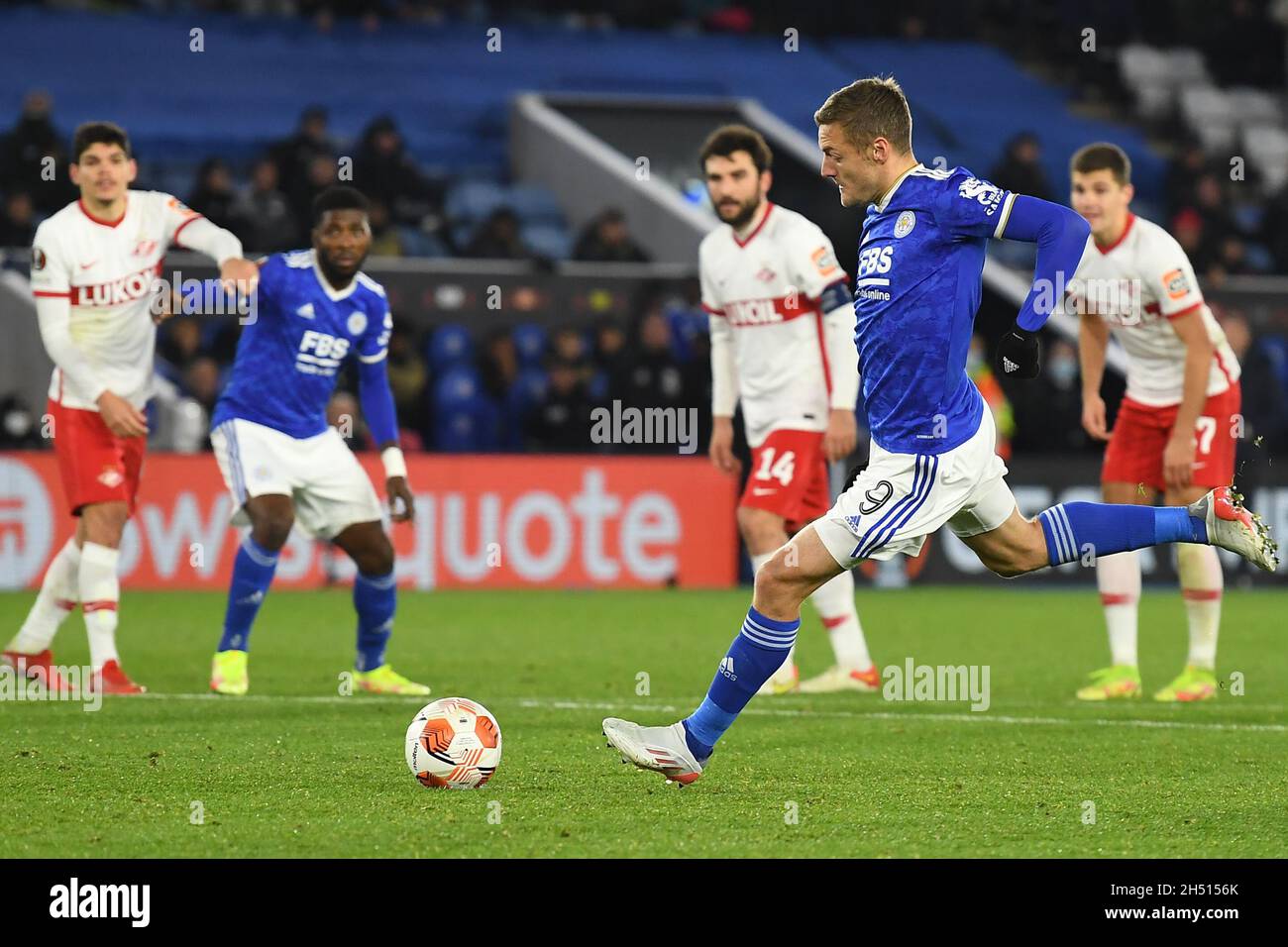 LEICESTER, GBR.4 NOV Jamie Vardy de Leicester City prend une pénalité mais ne parvient pas à marquer lors du match de l'UEFA Europa League Group C entre Leicester City et le FC Spartak Moscou au King Power Stadium de Leicester le jeudi 4 novembre 2021.(Credit: Jon Hobley | MI News) Credit: MI News & Sport /Alay Live News Banque D'Images