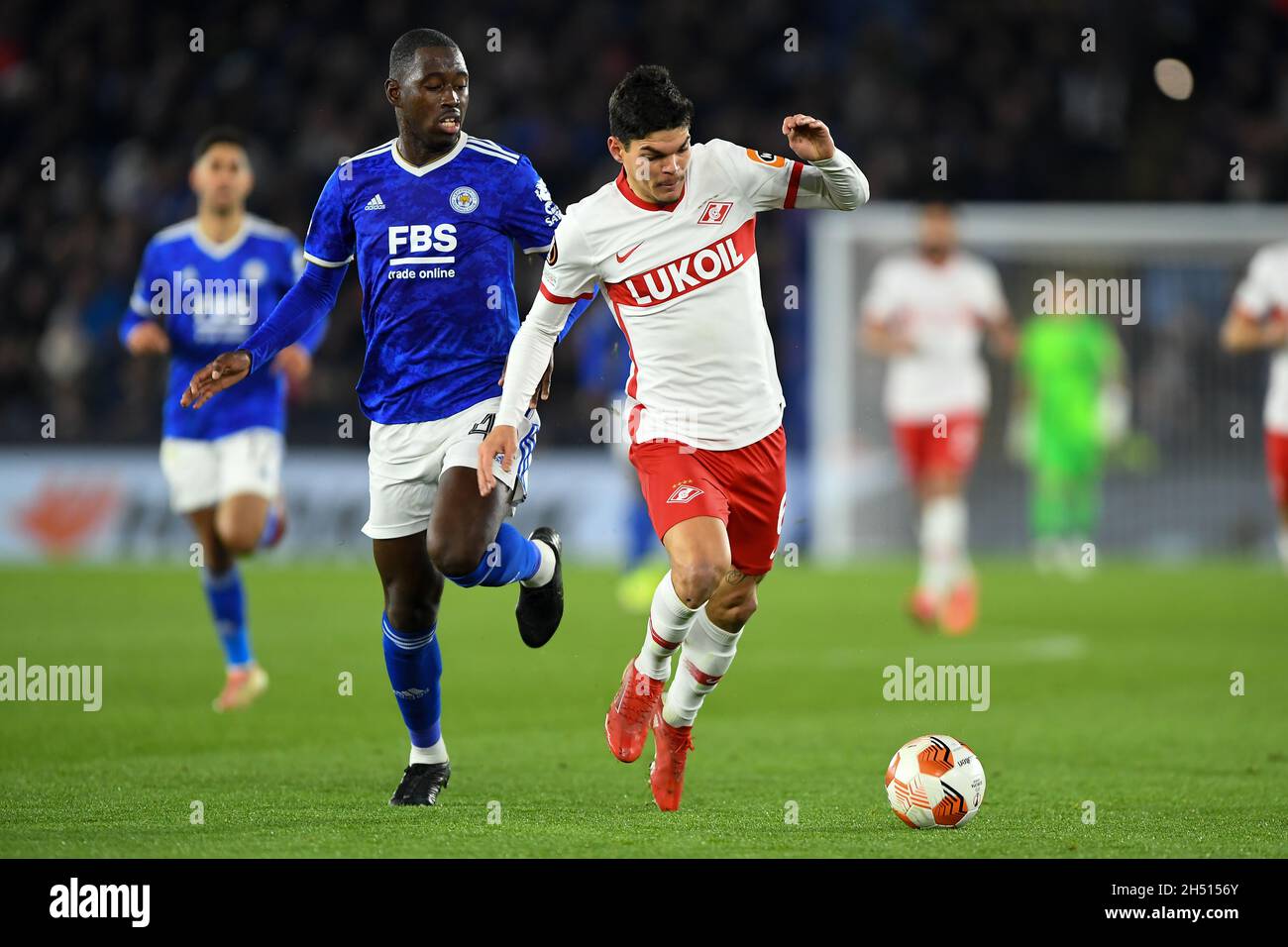 LEICESTER, GBR.4 NOV Ayrton Lucas du FC Spartak Moscou et Boubakary Soumare de Leicester City lors du match du groupe C de l'UEFA Europa League entre Leicester City et le FC Spartak Moscou au King Power Stadium de Leicester le jeudi 4 novembre 2021.(Credit: Jon Hobley | MI News) Credit: MI News & Sport /Alay Live News Banque D'Images