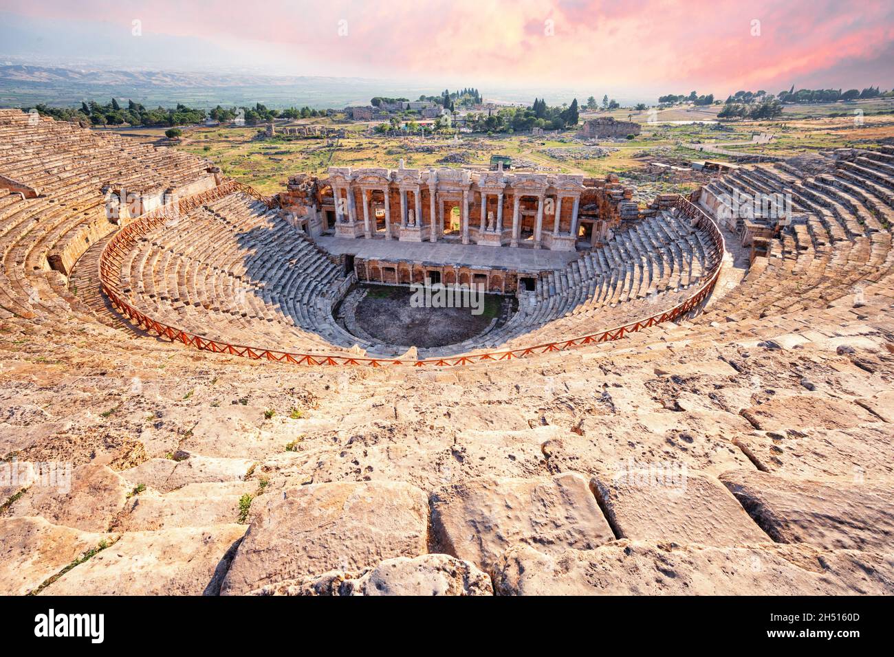 Amphithéâtre de l'ancienne ville de Hiérapolis sous un ciel rose spectaculaire Banque D'Images