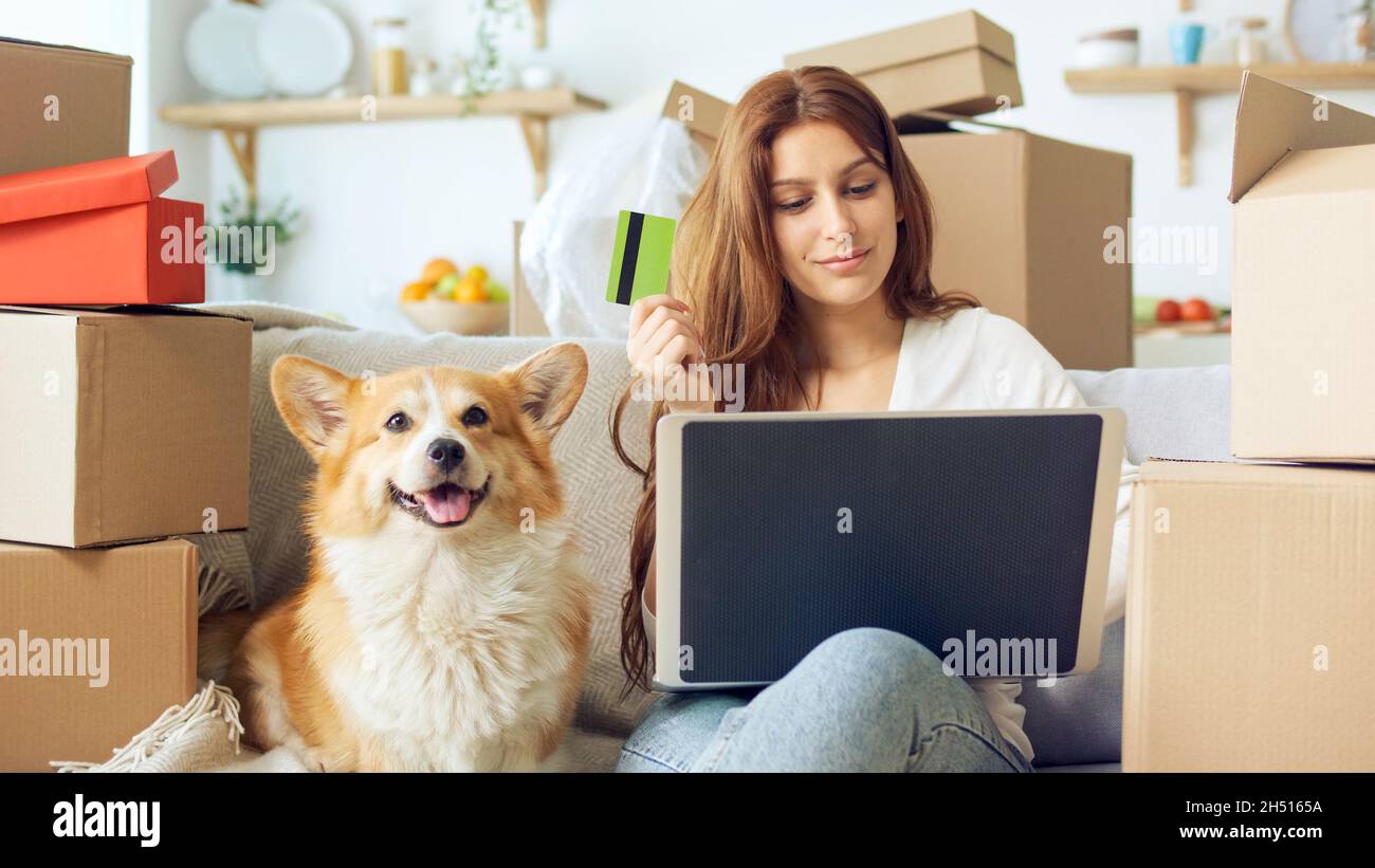 Une femme utilise un ordinateur portable pour faire des achats en ligne à la maison.Confirmation d'achat par Internet.Liaison d'une carte pour les achats en ligne. Banque D'Images