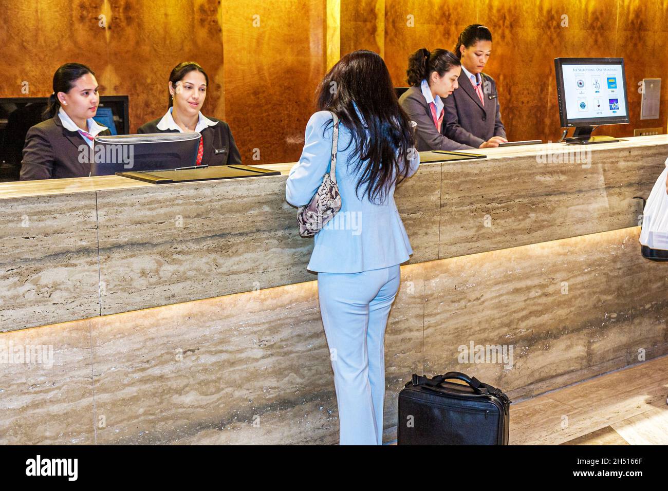 Miami Florida, hall de l'hôtel InterContinental femmes hispaniques hommes, réception réservations enregistrement vérifier dans le personnel du service à la clientèle travaillant employés Banque D'Images