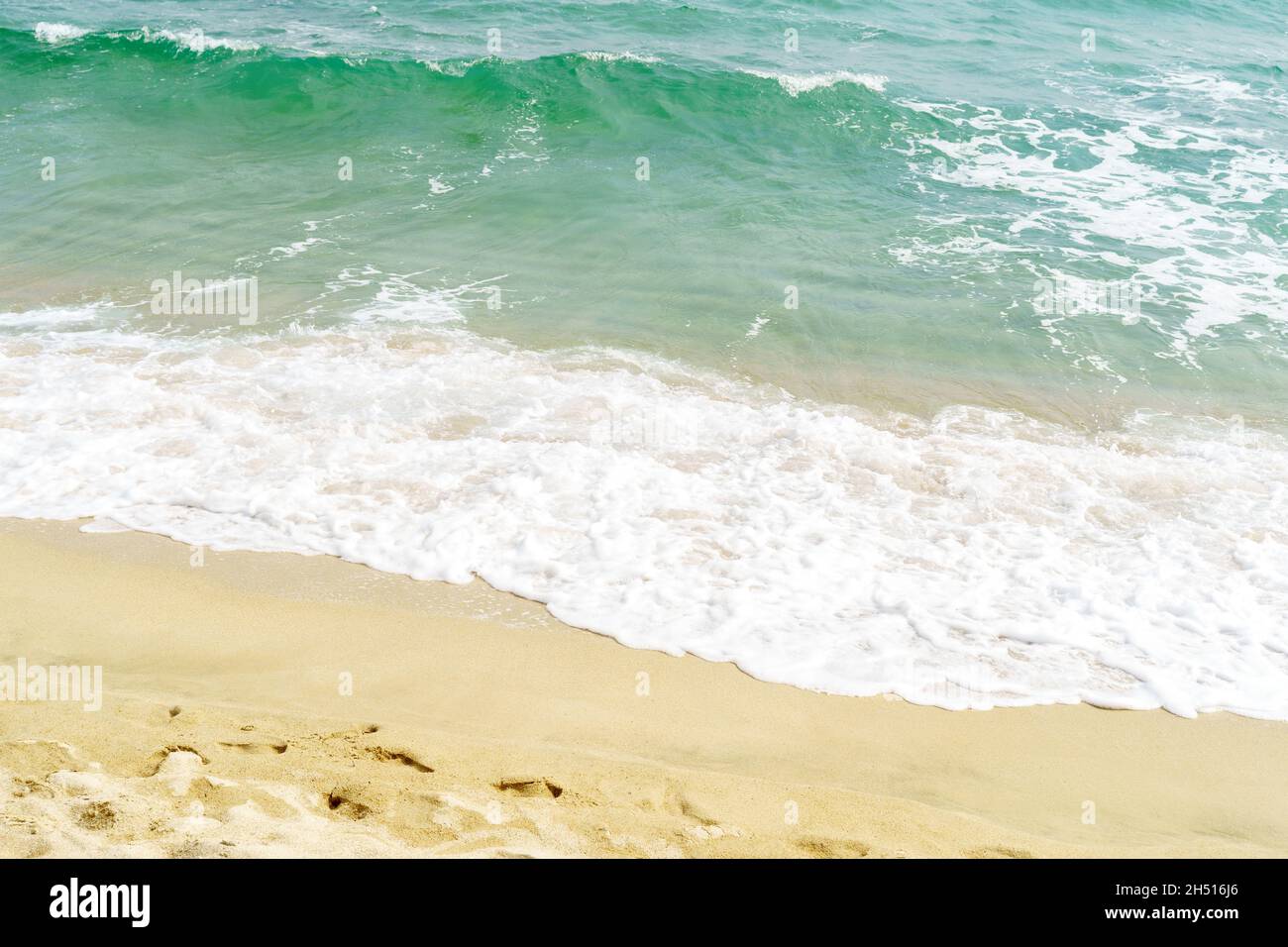 Vagues de mer et plage de sable.Cadre de photographie de concept reposant. Banque D'Images