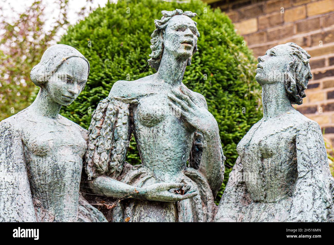 Angleterre du Royaume-Uni Yorkshire du Nord, Haworth, Church Street, Bronte Parsonage Museum, Bronte Sisters Anne Emily Charlotte écrivains romanciers sculptures statues statues Banque D'Images